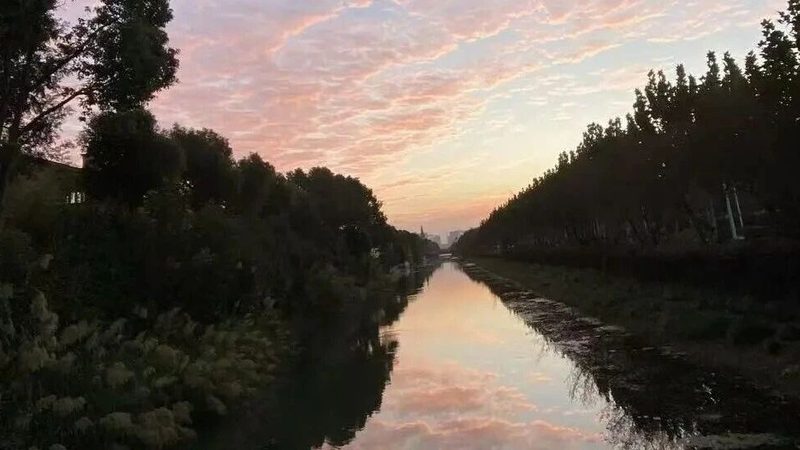 尽管原公章在法人变更后仍具有一定的法律效力，但在实际使用过程中，存在以下限制：